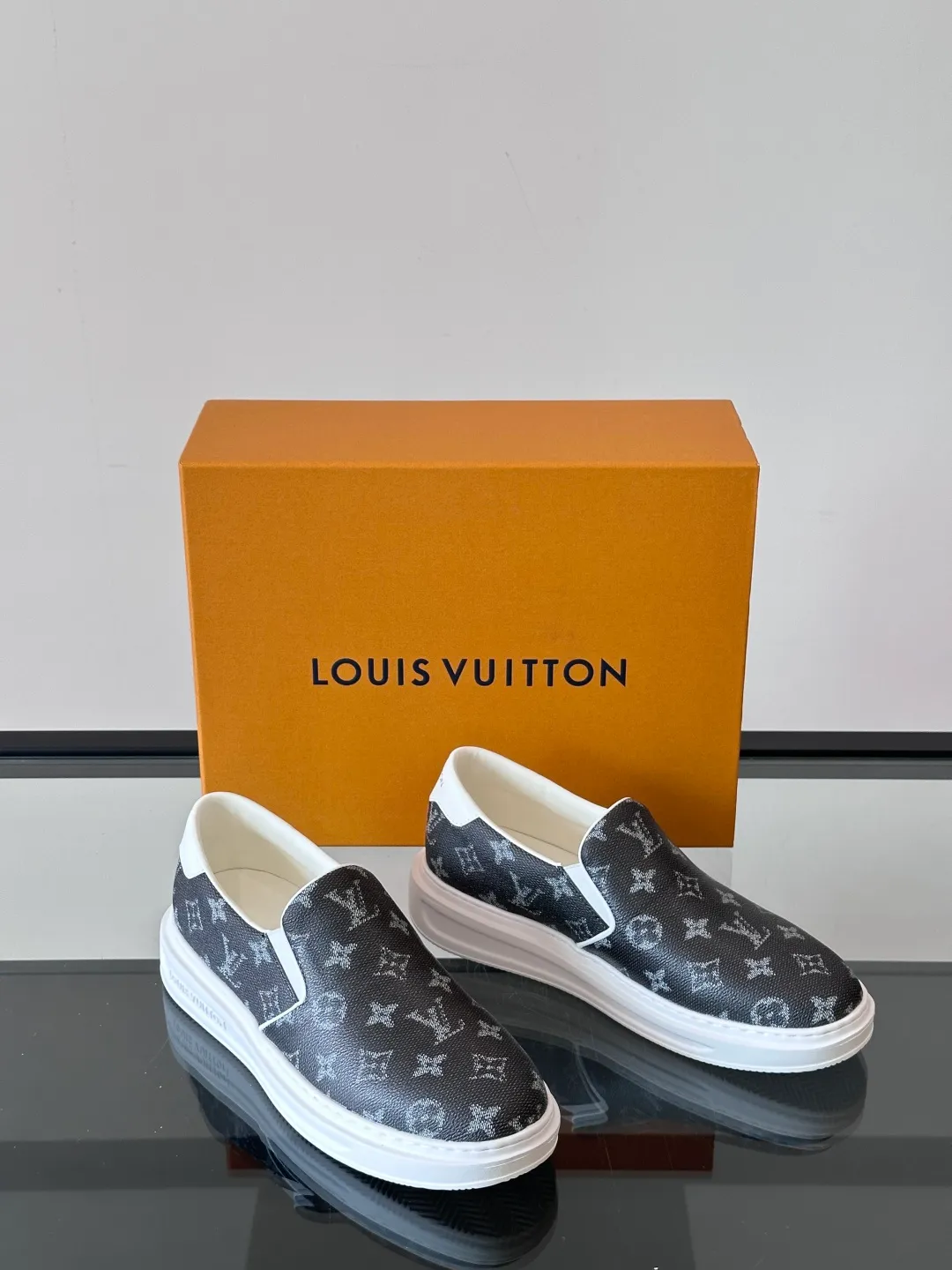 Men's shoes 💰p360 "LOUIS VUITTO＊" Classic presbyopic slip-on loafers are made of classic Damier Gra men's shoes 💰phite canvas, with LV logo embellishment on the shoe body, leather straps decorated with LV metal logo buckles, smooth calf leather trim, and Monogram flower rubber outsole, full of youthful vitality and elegance. Blake craftsmanship and hand-stitched uppers cleverly establish recognition, and the standard sheepskin lining provides a comfortable and soft foot feel! Size: 38-44